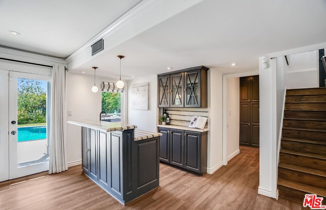 4040 Mount Vernon Dr, Los Angeles CA  90043-1005 exterior