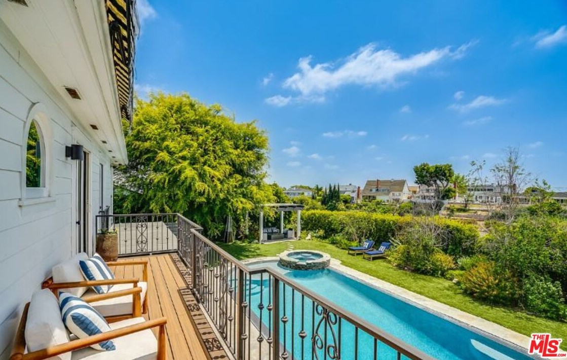 4040 Mount Vernon Dr, Los Angeles CA  90043-1005 exterior