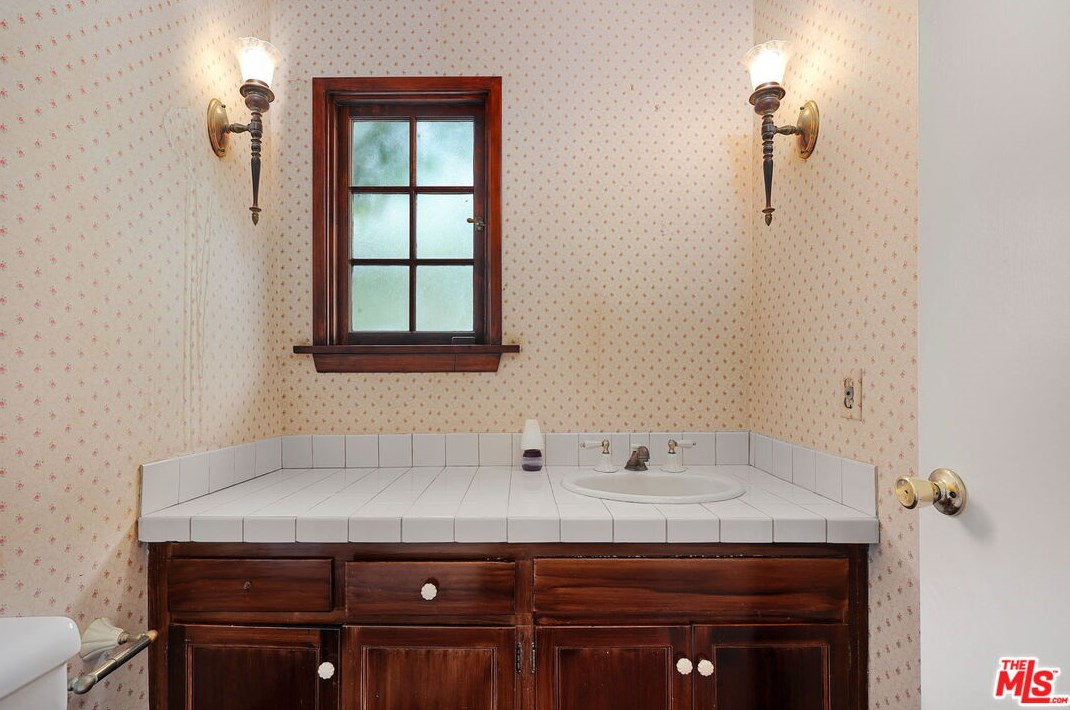 2445 Nalin Dr, Los Angeles CA  90077-1806 exterior