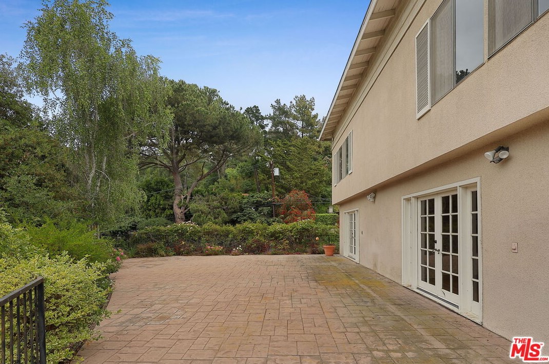 2445 Nalin Dr, Los Angeles CA  90077-1806 exterior