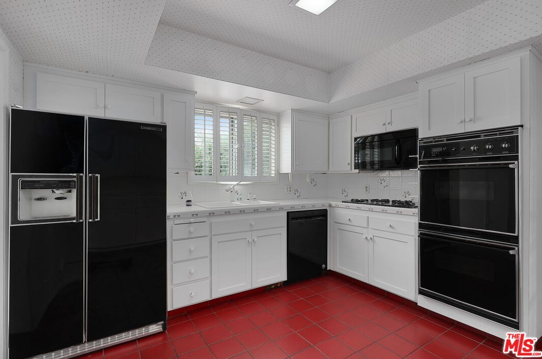 2445 Nalin Dr, Los Angeles CA  90077-1806 exterior