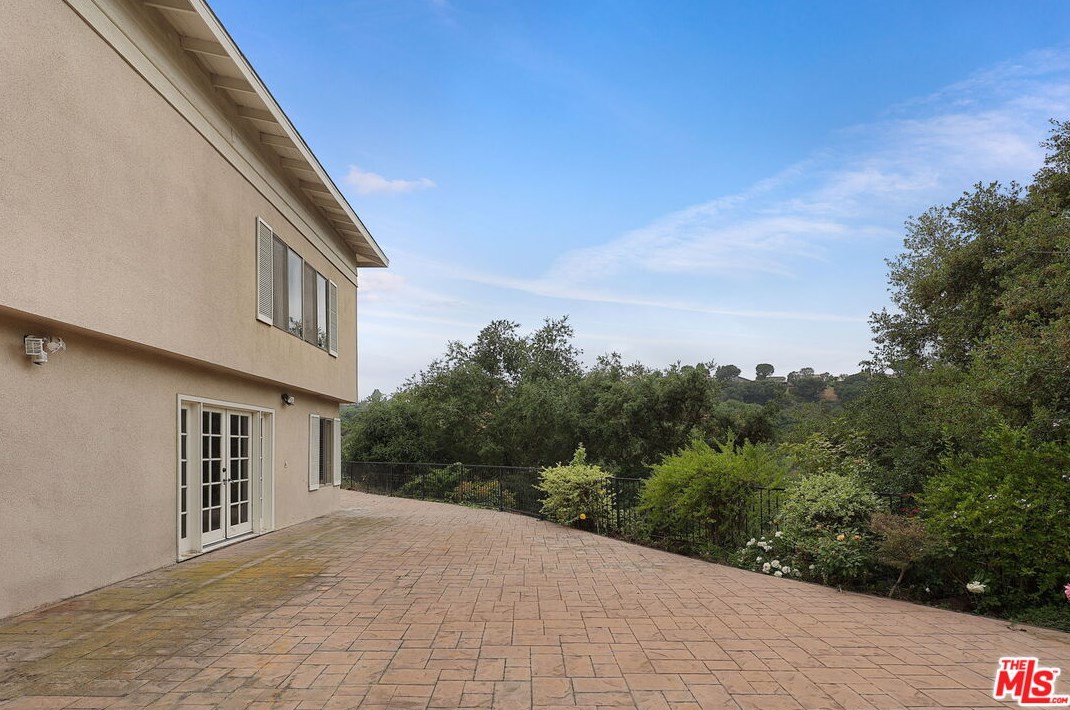 2445 Nalin Dr, Los Angeles CA  90077-1806 exterior