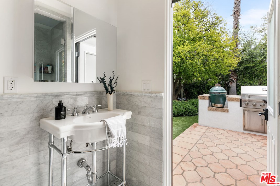 420 Bentley Ave, Los Angeles CA  90049-3513 exterior