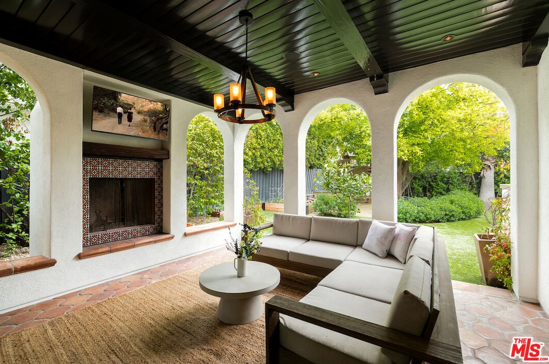 420 Bentley Ave, Los Angeles CA  90049-3513 exterior