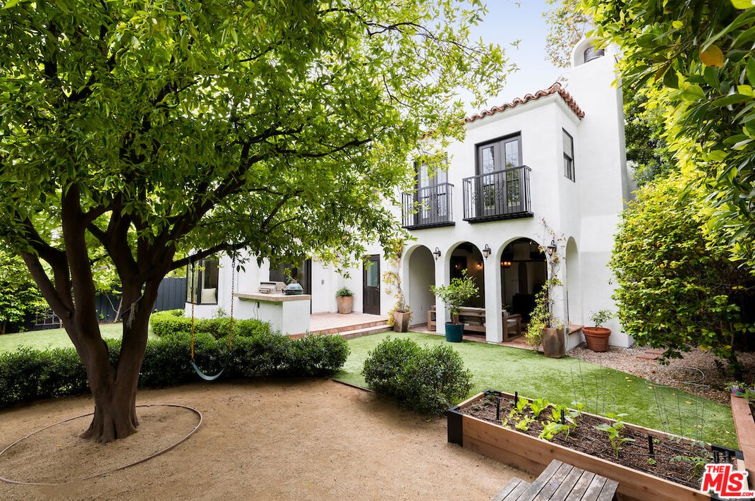 420 Bentley Ave, Los Angeles CA  90049-3513 exterior