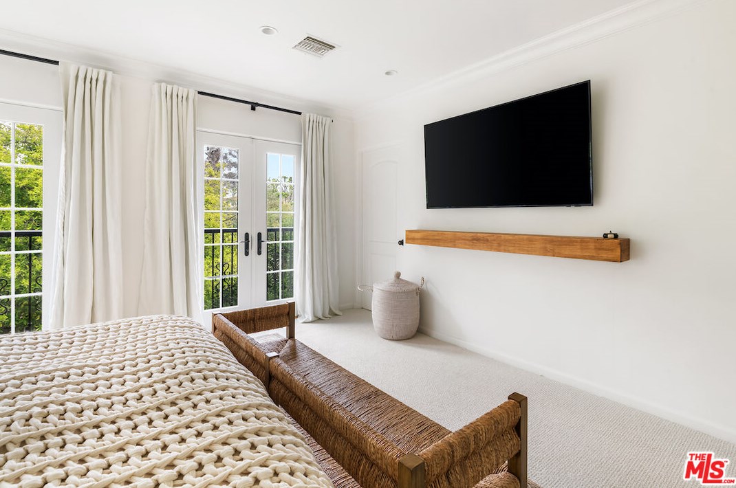 420 Bentley Ave, Los Angeles CA  90049-3513 exterior