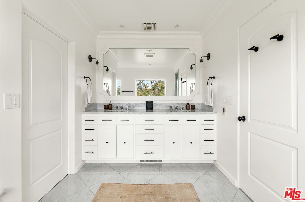 420 Bentley Ave, Los Angeles CA  90049-3513 exterior