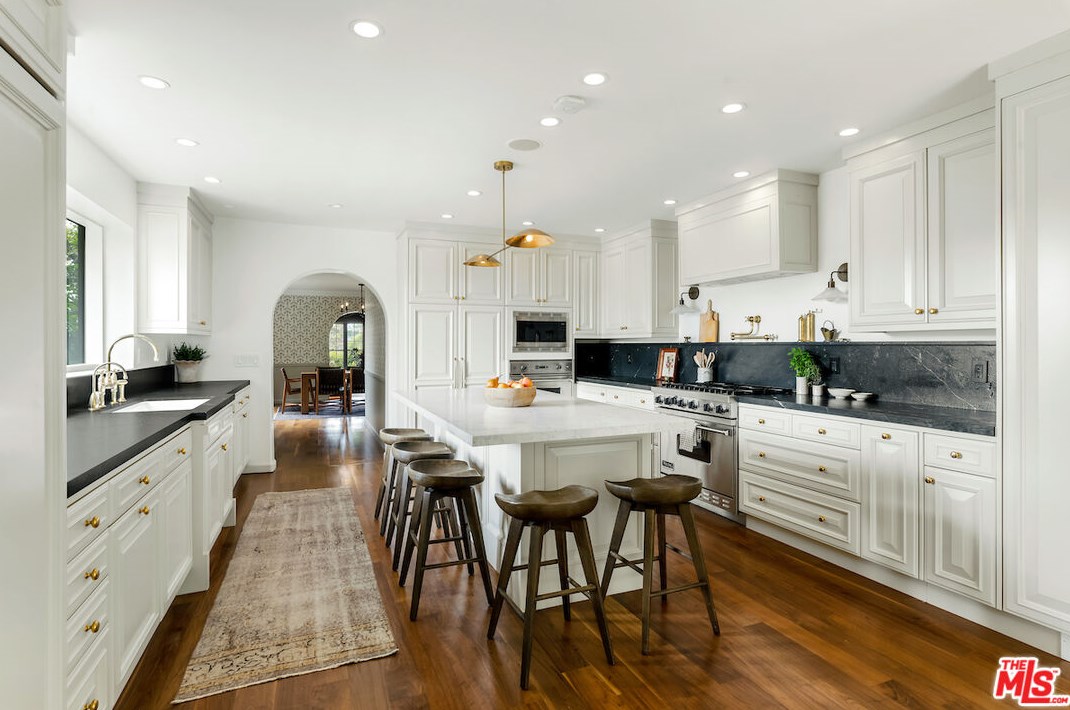 420 Bentley Ave, Los Angeles CA  90049-3513 exterior
