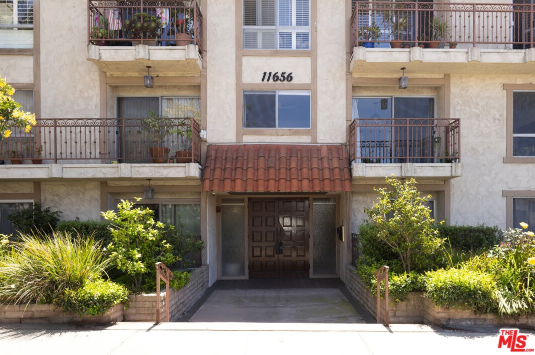 11656 Montana Ave, Los Angeles CA  90049-4662 exterior