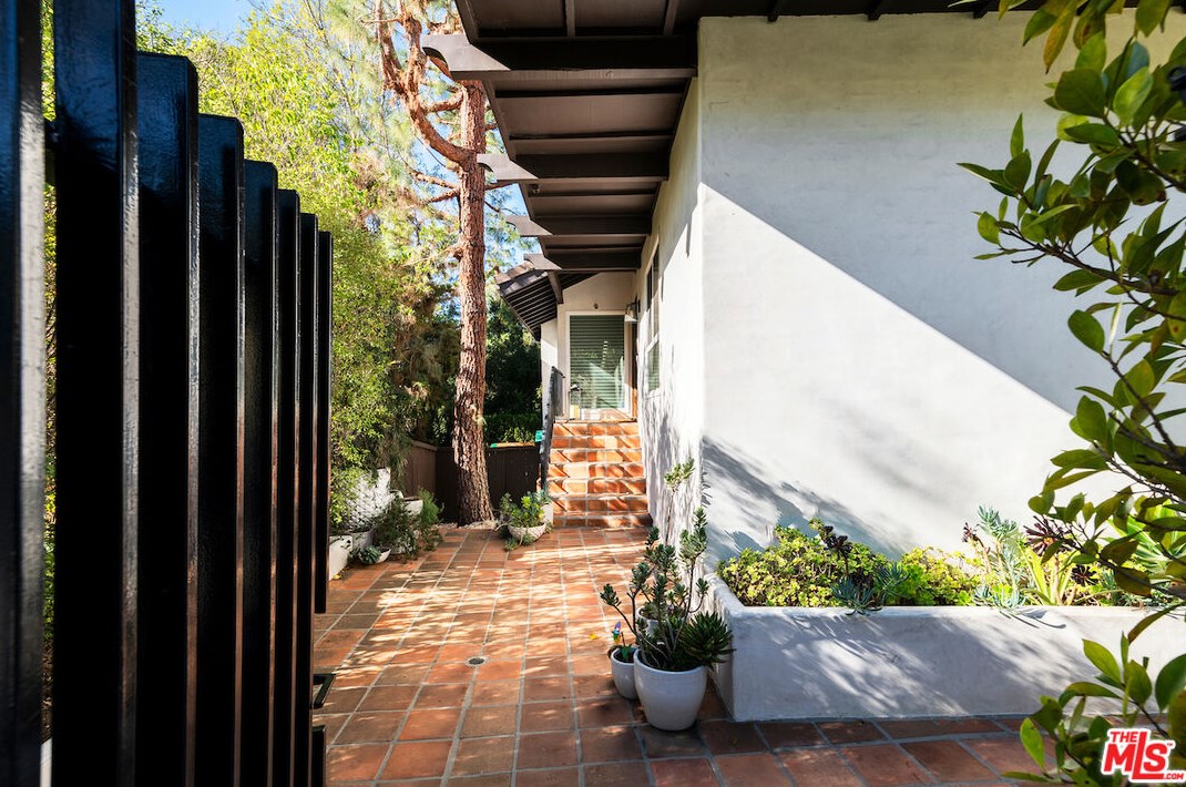 2885 Woodwardia Dr, Los Angeles, CA 90077-2136
