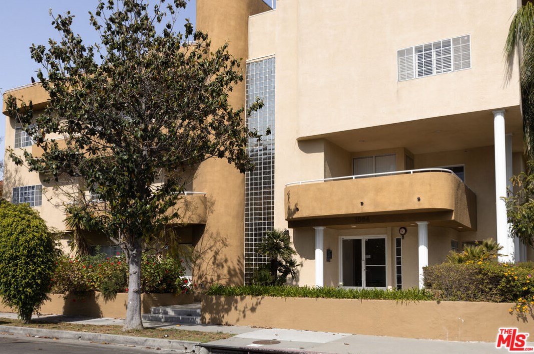 1064 Shenandoah St, Los Angeles CA  90035-2185 exterior