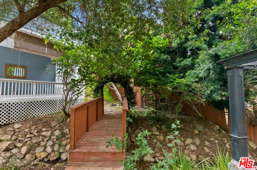 236 Cyn Rd, Thousand Oaks CA 91320-4608 exterior