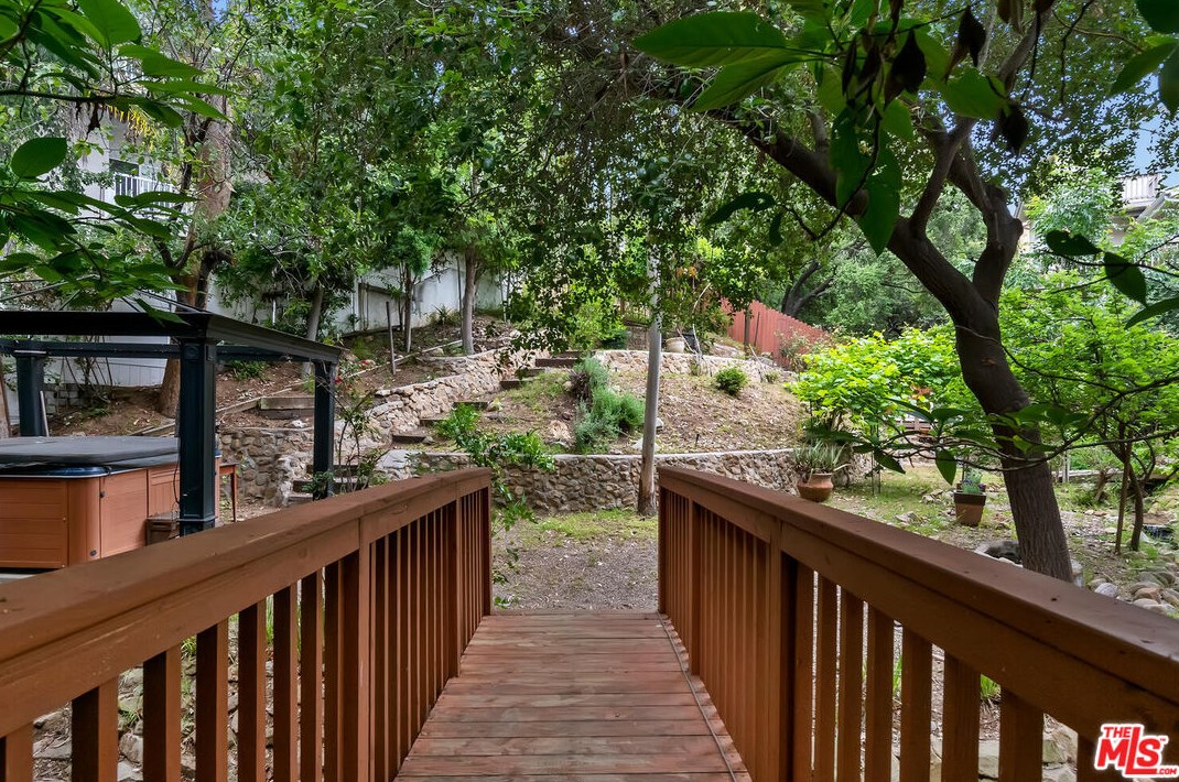 236 Cyn Rd, Thousand Oaks CA 91320-4608 exterior