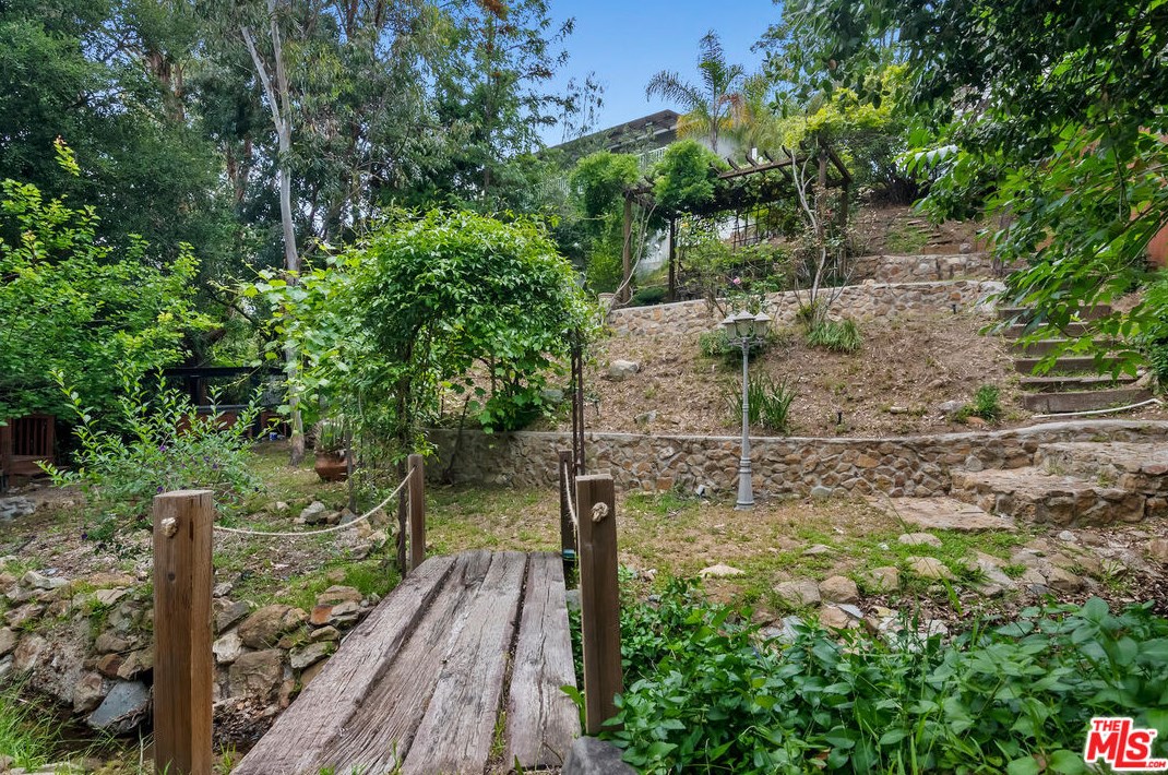 236 Cyn Rd, Thousand Oaks CA 91320-4608 exterior