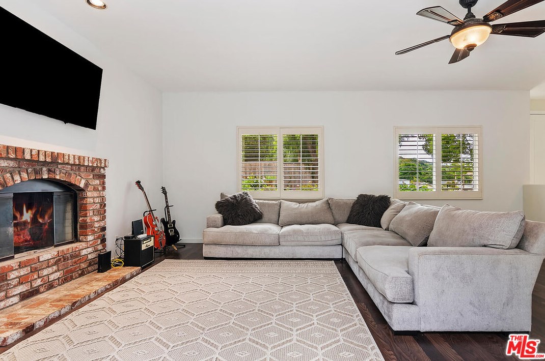 236 Cyn Rd, Thousand Oaks CA 91320-4608 exterior