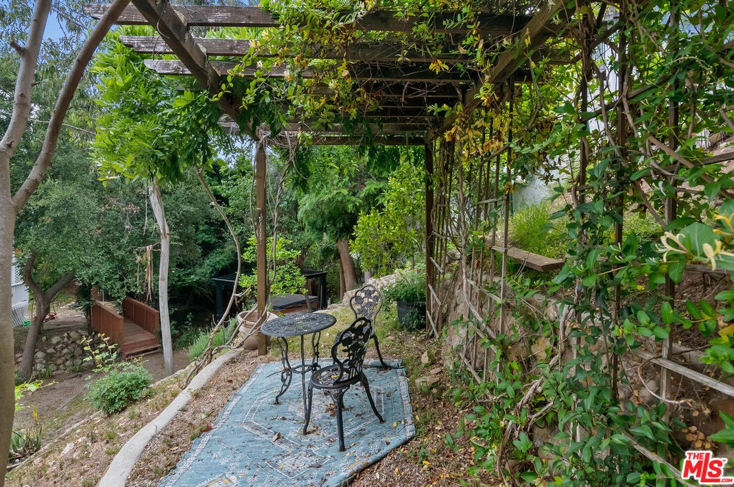 236 Cyn Rd, Thousand Oaks CA 91320-4608 exterior