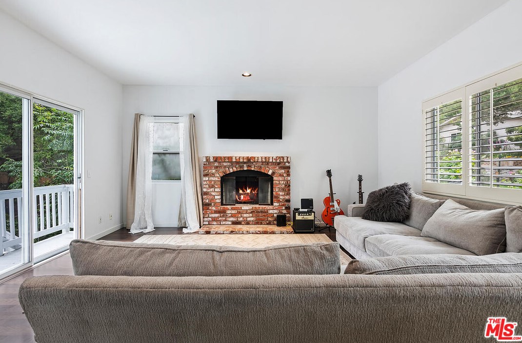 236 Cyn Rd, Thousand Oaks CA 91320-4608 exterior