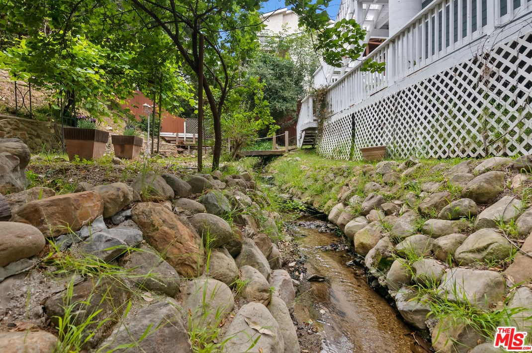 236 Cyn Rd, Thousand Oaks CA 91320-4608 exterior