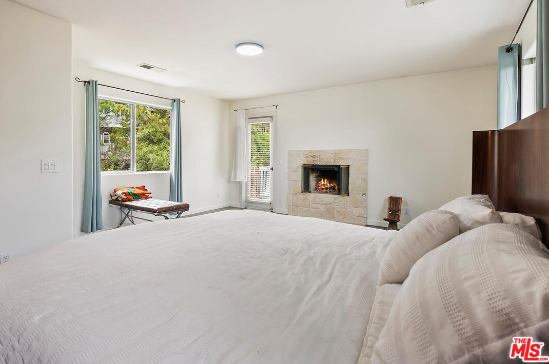 236 Cyn Rd, Thousand Oaks CA 91320-4608 exterior