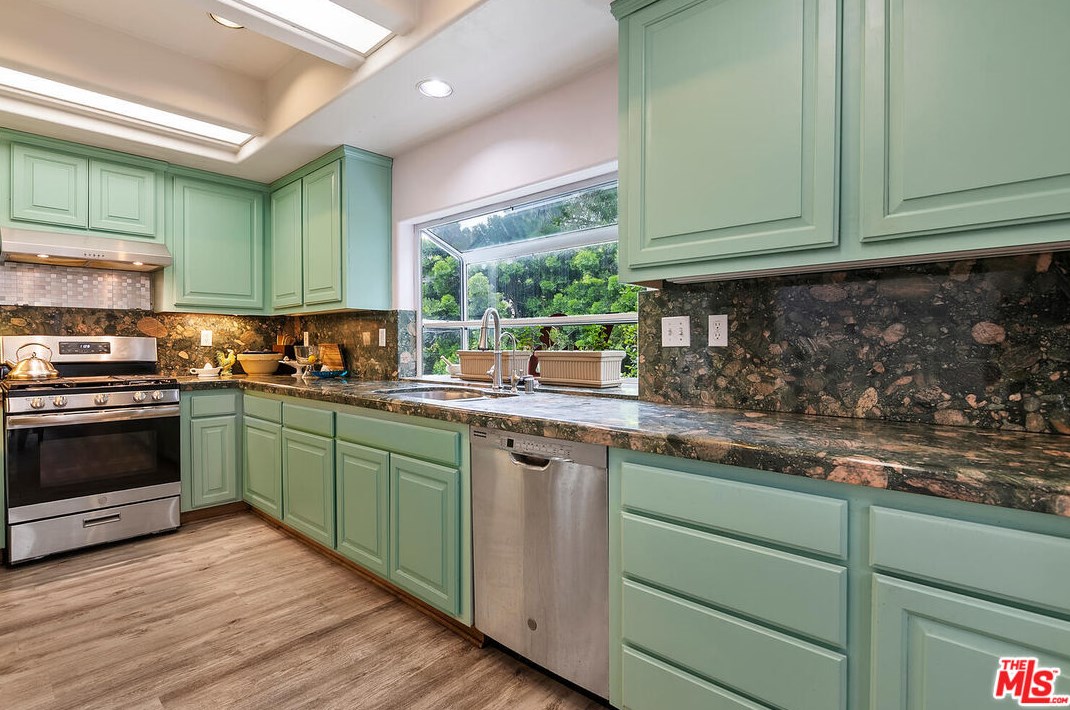 236 Cyn Rd, Thousand Oaks CA 91320-4608 exterior