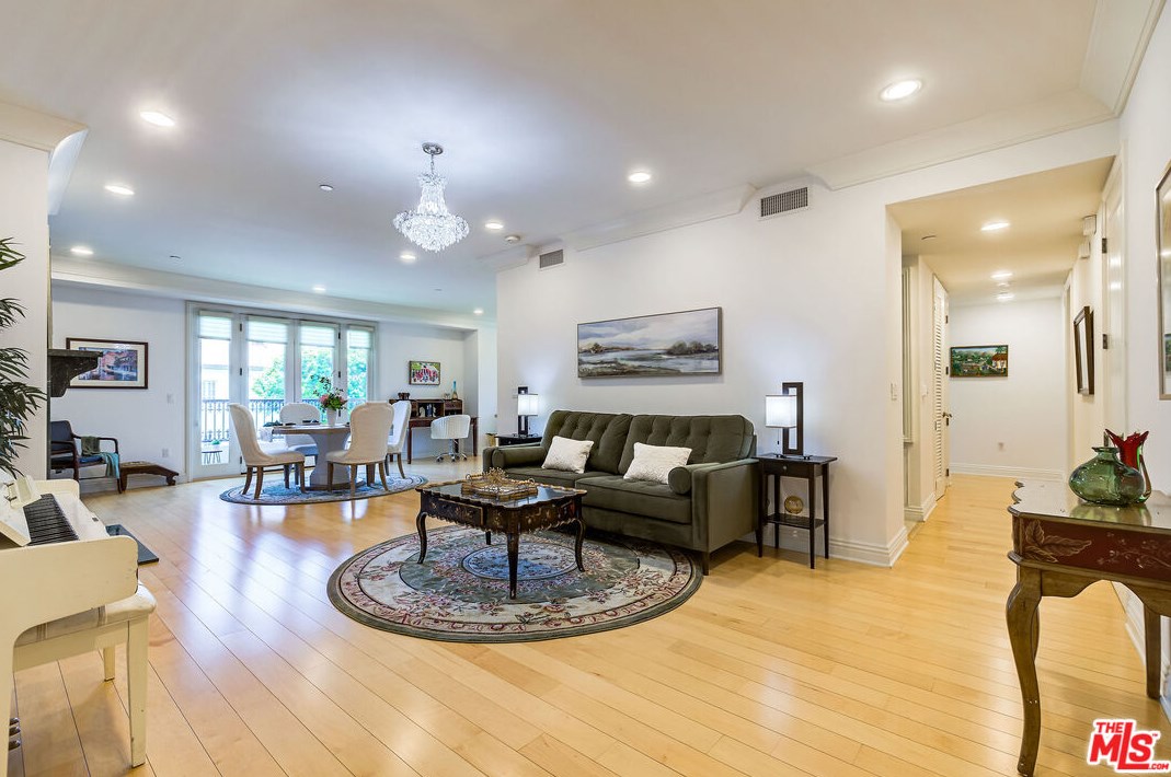 261 S Reeves Dr #202, Beverly Hills, CA 90212
