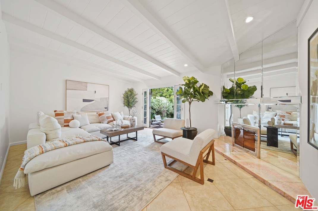 12205 Vose St, North Hollywood, CA 91605-5658