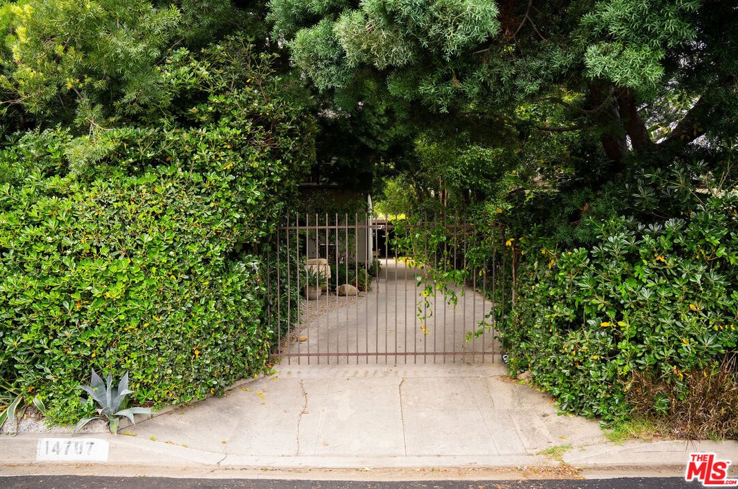 14707 Hesby St, Van Nuys, CA 91403-1640