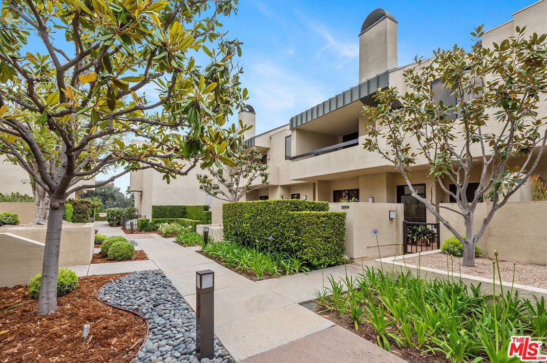 2246 Century Hl, Los Angeles CA  90067-3505 exterior