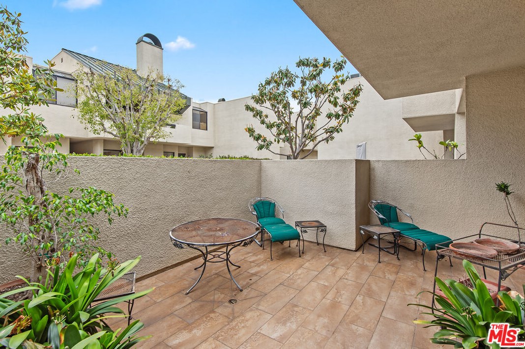 2246 Century Hl, Los Angeles CA  90067-3506 exterior