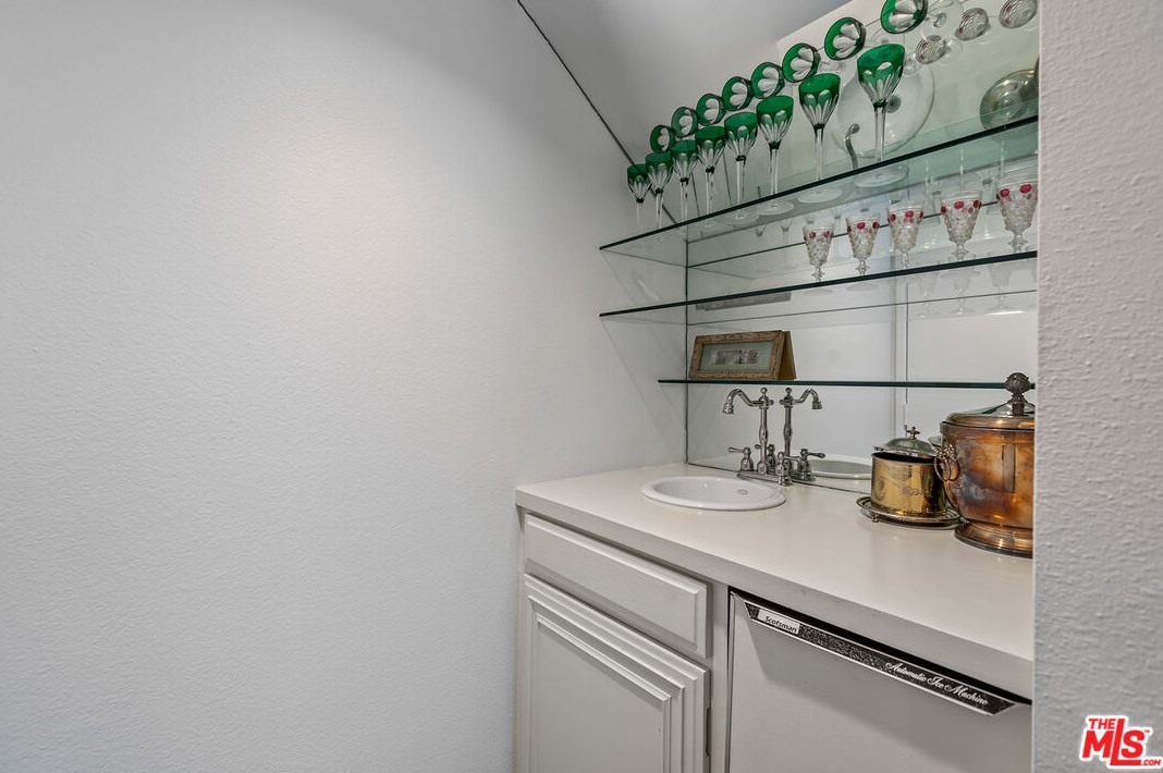 2246 Century Hl, Los Angeles CA  90067-3506 exterior