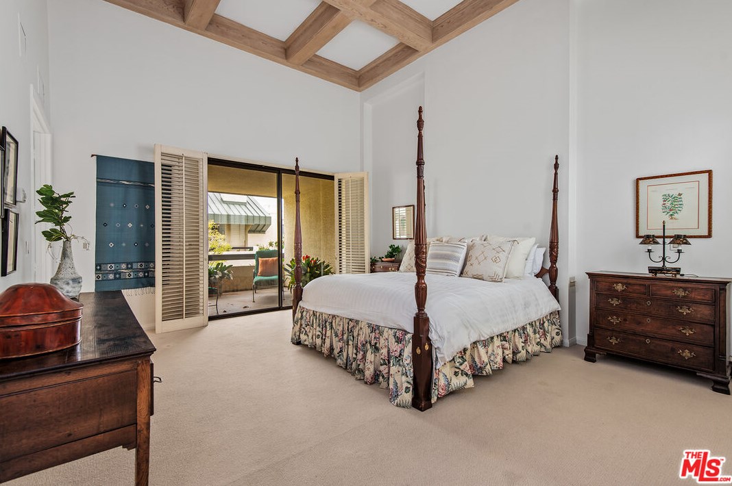 2246 Century Hl, Los Angeles CA  90067-3506 exterior