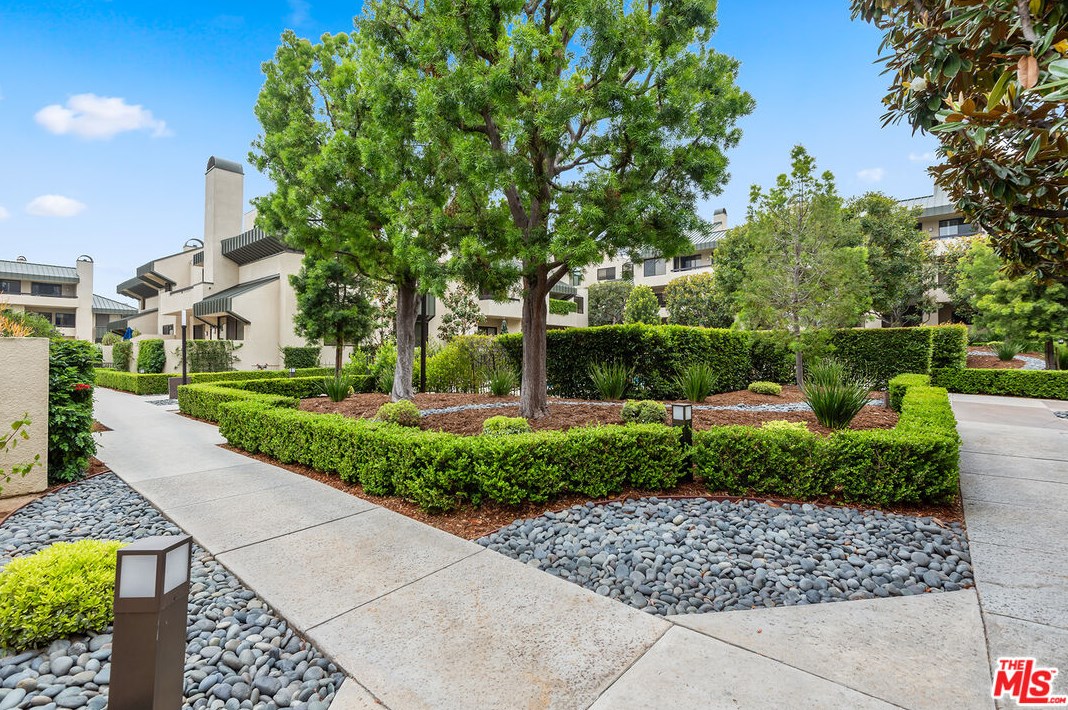 2246 Century Hl, Los Angeles CA  90067-3506 exterior