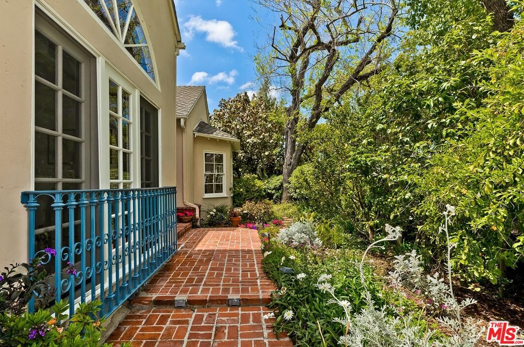 10370 Rochester Ave, Los Angeles, CA 90024-5361