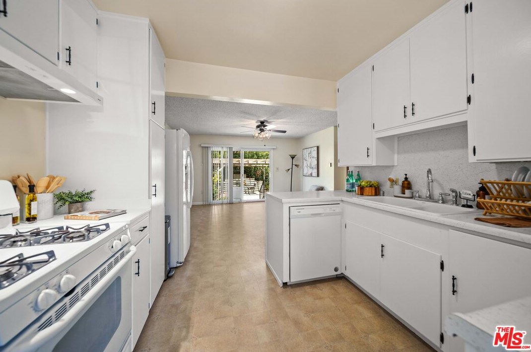 7728 Hindry Ave, Los Angeles CA  90045-5728 exterior