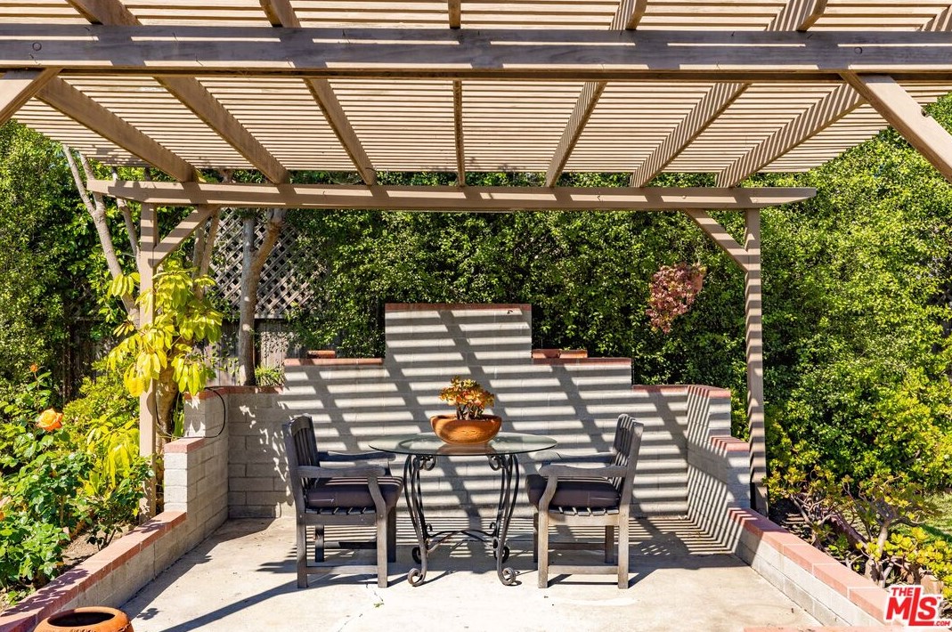 7728 Hindry Ave, Los Angeles CA  90045-5728 exterior