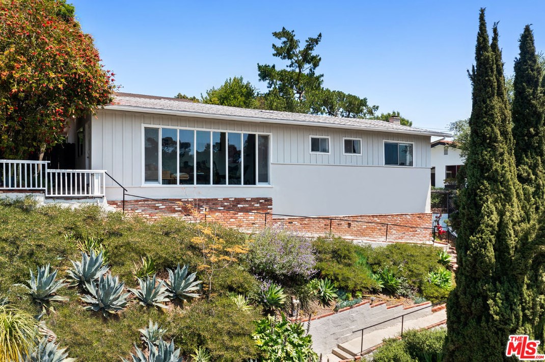 1600 Marion Dr, Glendale CA  91205-3752 exterior