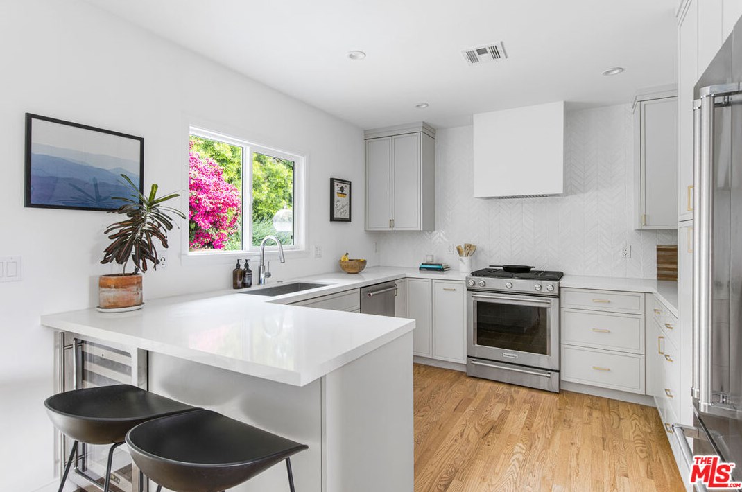 1600 Marion Dr, Glendale CA  91205-3752 exterior