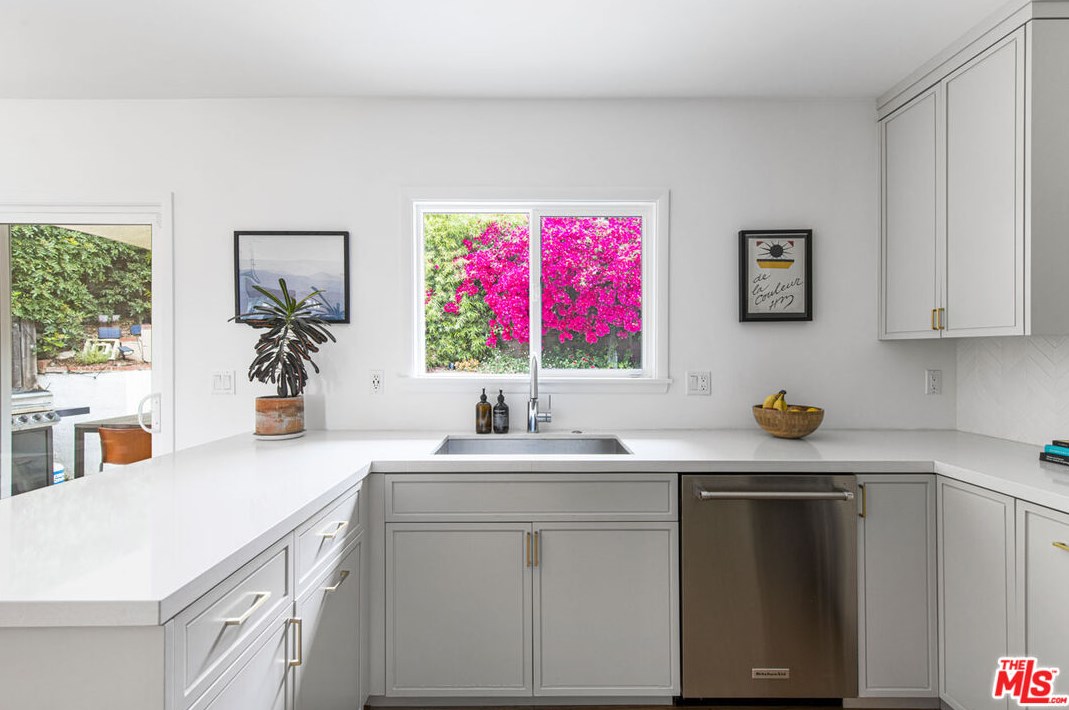 1600 Marion Dr, Glendale CA  91205-3752 exterior