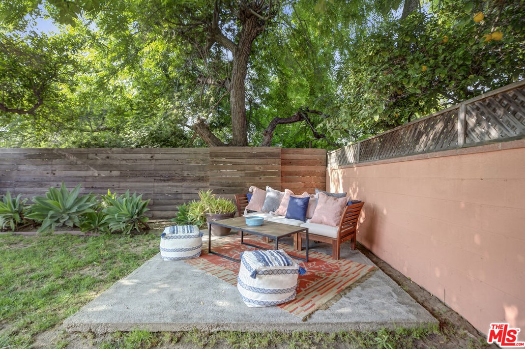 15357 Hart St, Van Nuys CA  91406-5225 exterior