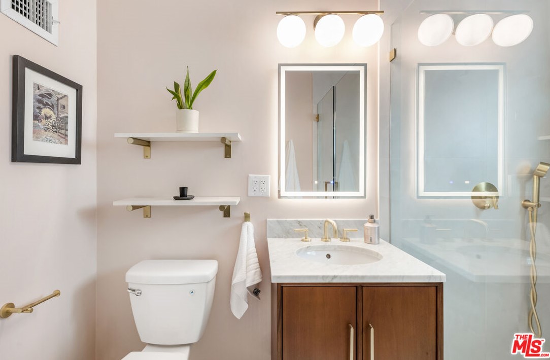 15357 Hart St, Van Nuys CA  91406-5225 exterior