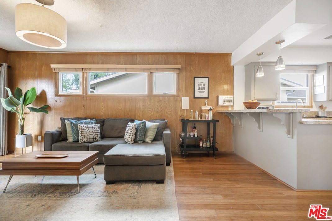 15357 Hart St, Van Nuys CA  91406-5225 exterior