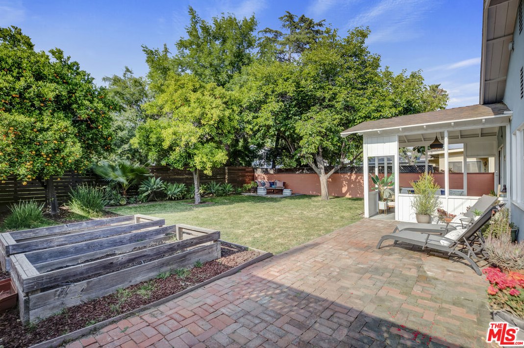 15357 Hart St, Van Nuys CA  91406-5225 exterior