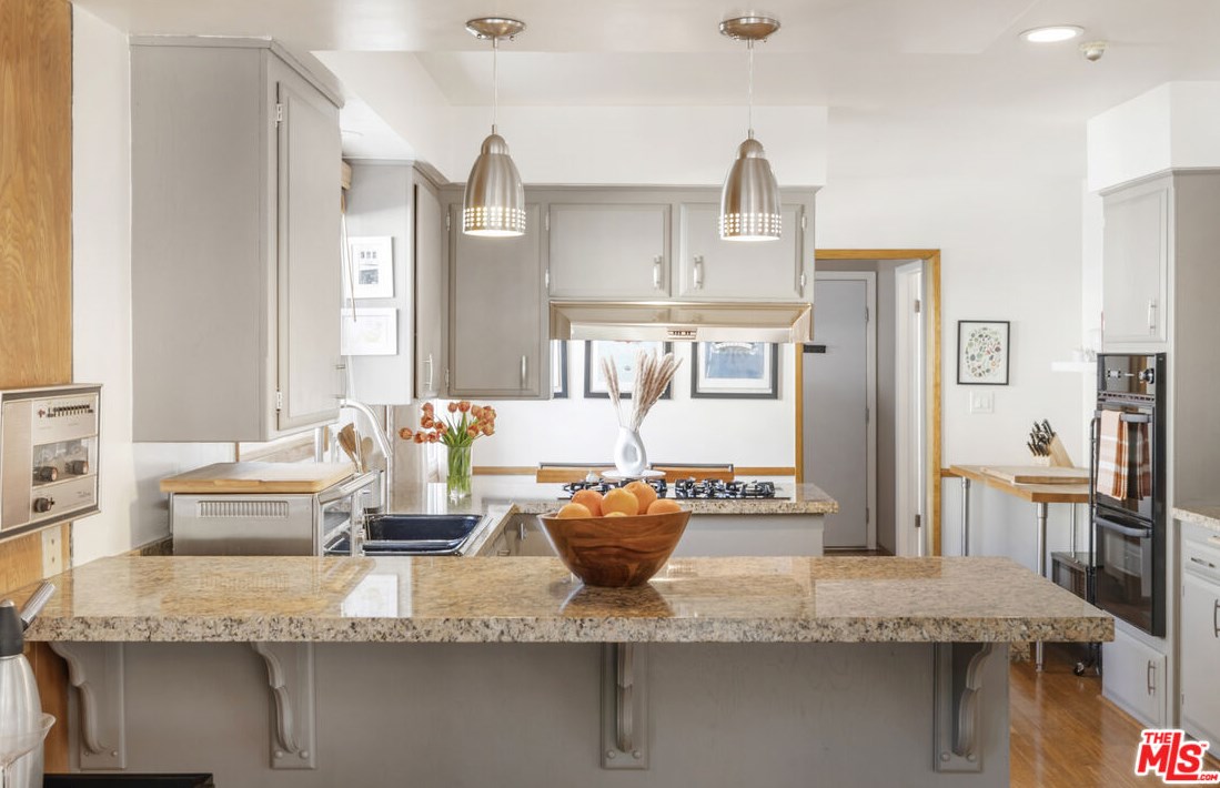 15357 Hart St, Van Nuys CA  91406-5225 exterior