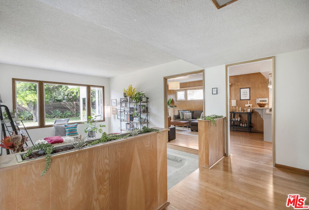 15357 Hart St, Van Nuys CA  91406-5225 exterior