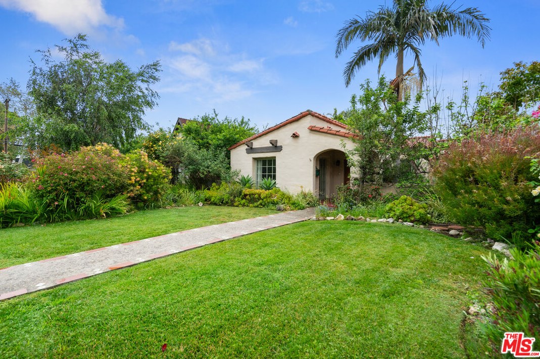 2116 Las Lunas St, Pasadena, CA 91107