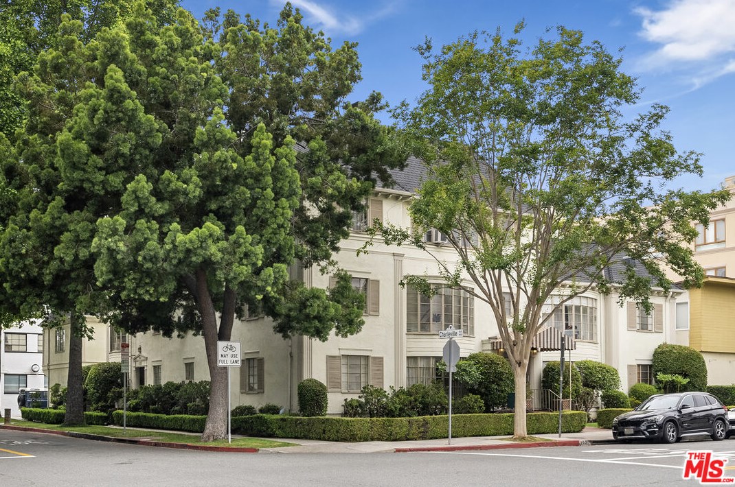153 Spalding Dr, Beverly Hills, CA 90212-1843