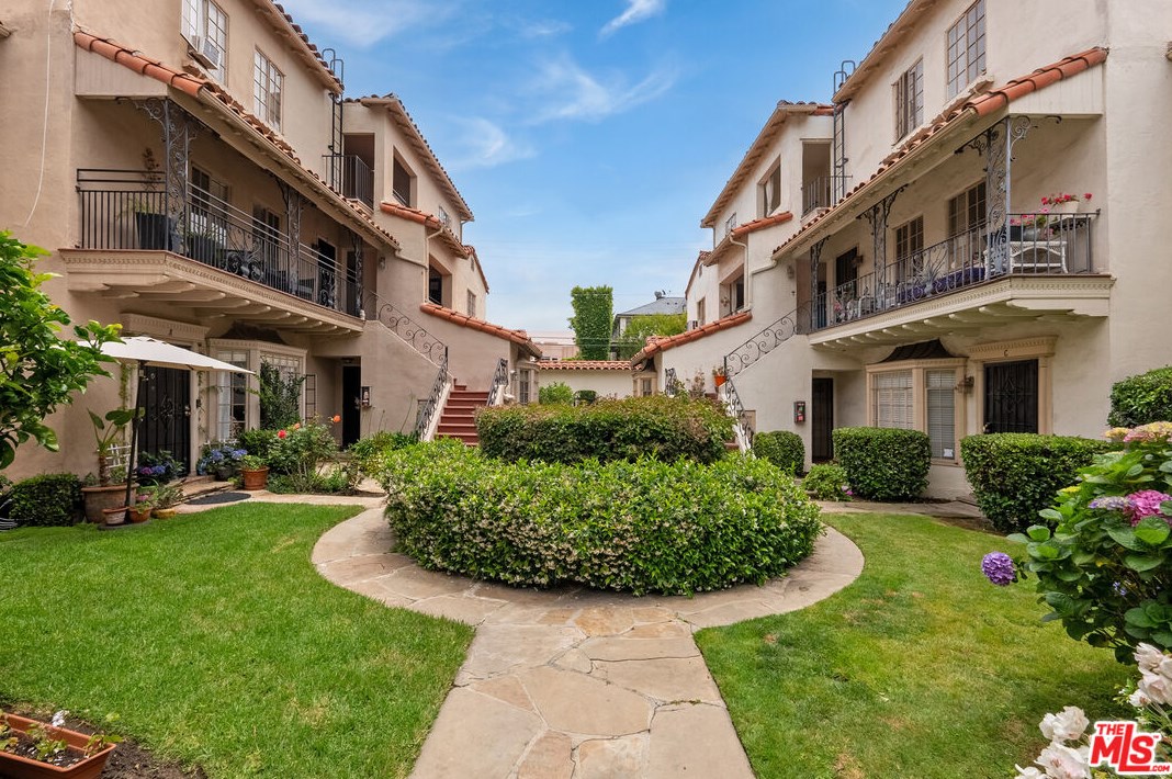 148 Camden Dr, Beverly Hills, CA 90212-2319