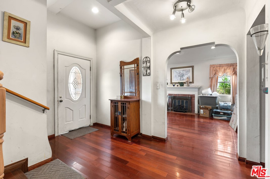 8106 Bleriot Ave, Los Angeles, CA 90045-3023