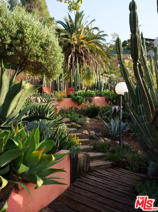 3318 Isabel Dr, Los Angeles CA  90065-2610 exterior