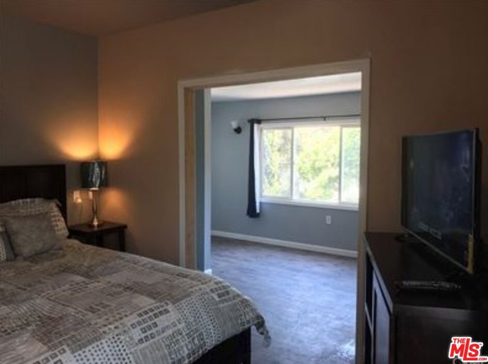 1852 11th St, Los Angeles, CA 90006-3708